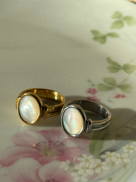 Shell Pearl Oval Ring