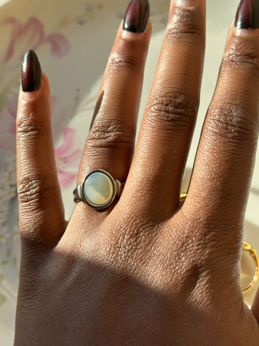 Shell Pearl Oval Ring